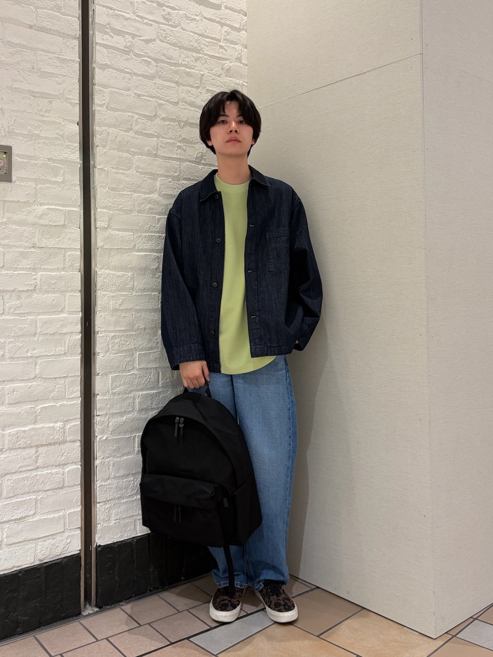 グリーン系のTシャツ/カットソー、ブルー系のカバーオール、ブルー系のデニムパンツを着用したメンズの春コーディネートの2枚目の写真