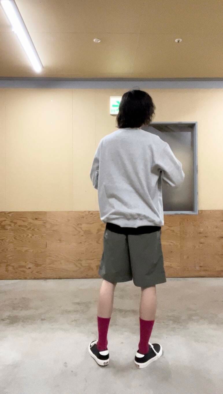 ブラック系のタンクトップ、ブラック系のスニーカー、グレー系のスウェットを着用したメンズの夏コーディネートの4枚目の写真