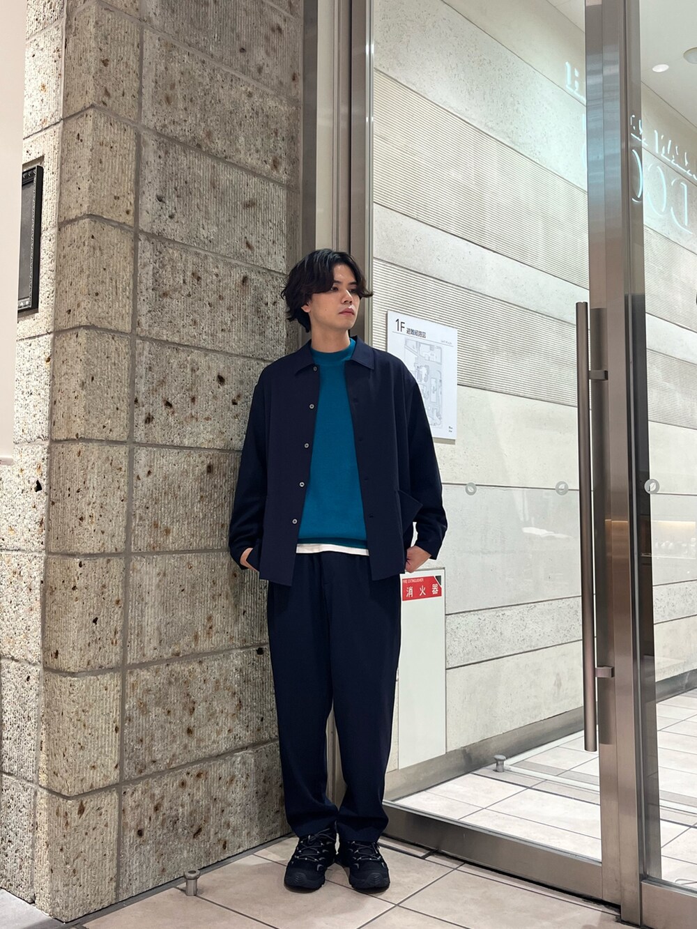 ブルー系のその他アウター、ブルー系のニット/セーター、ブルー系のその他パンツを着用したメンズの秋コーディネートの2枚目の写真