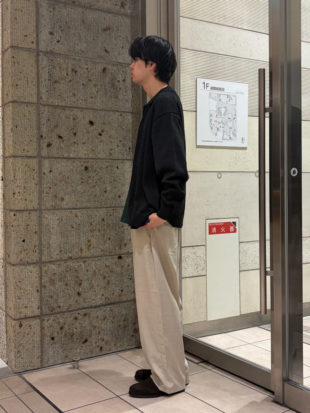 ブラック系のカーディガン/ボレロ、グリーン系のTシャツ/カットソー、ベージュ系のその他パンツを着用したメンズの夏コーディネートの3枚目の写真