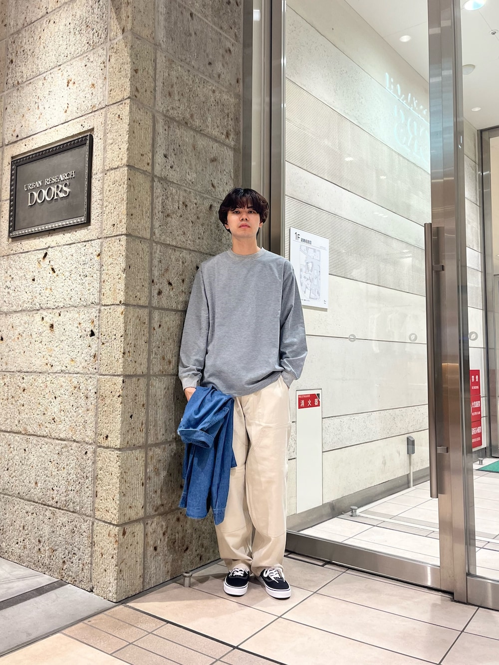 ブルー系のシャツ/ブラウス、ブラック系のスニーカー、グレー系のTシャツ/カットソーを着用したメンズの夏コーディネートの3枚目の写真