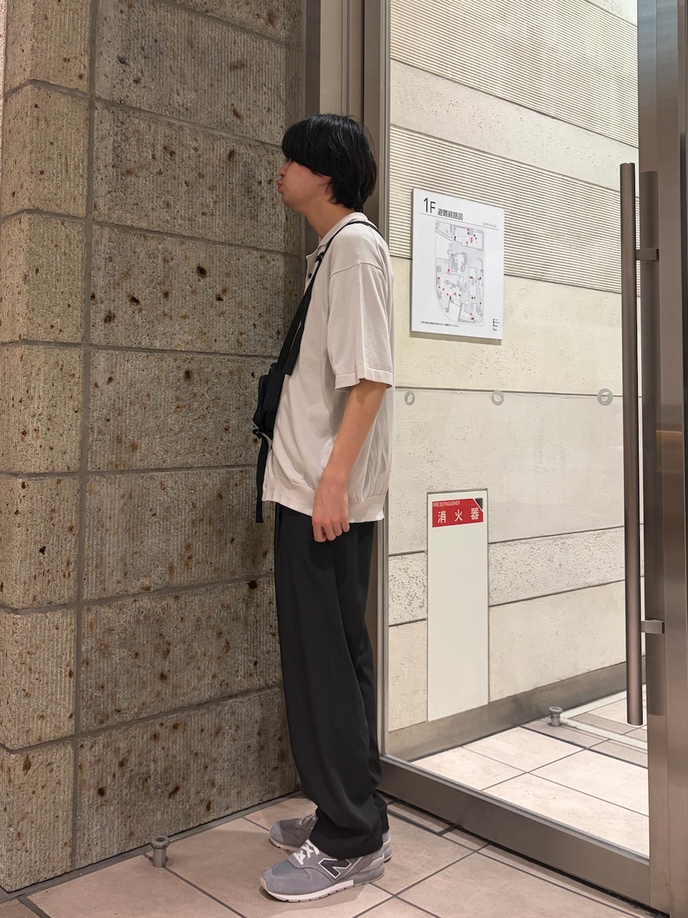 ベージュ系のカーディガン/ボレロ、ブルー系のTシャツ/カットソー、ブラック系のショルダーバッグを着用したメンズの春コーディネートの2枚目の写真
