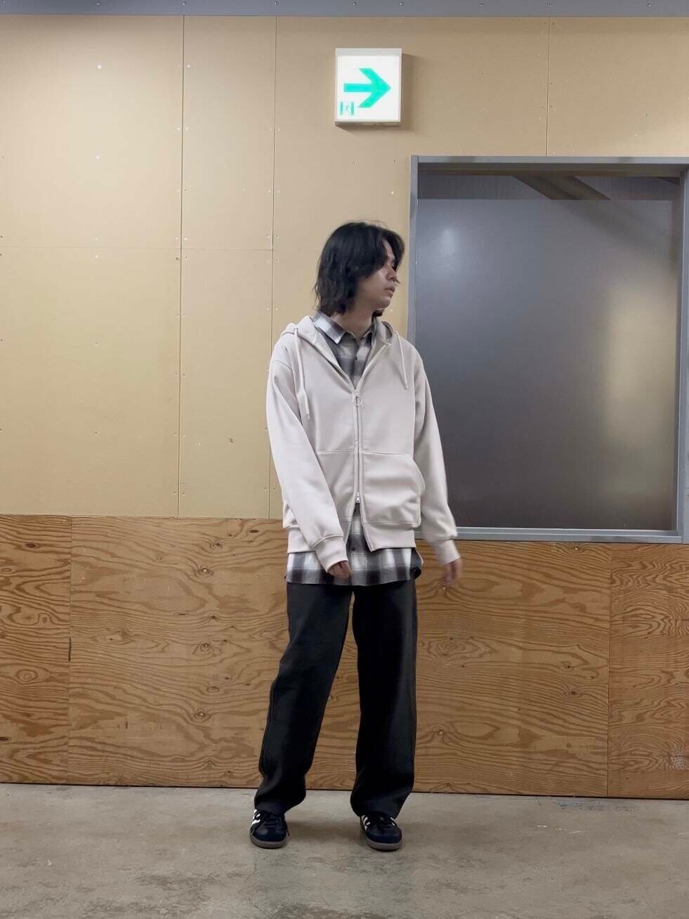 ブラック系のスニーカー、ブラック系のシャツ/ブラウス、グレー系のその他パンツを着用したメンズの秋コーディネートの2枚目の写真