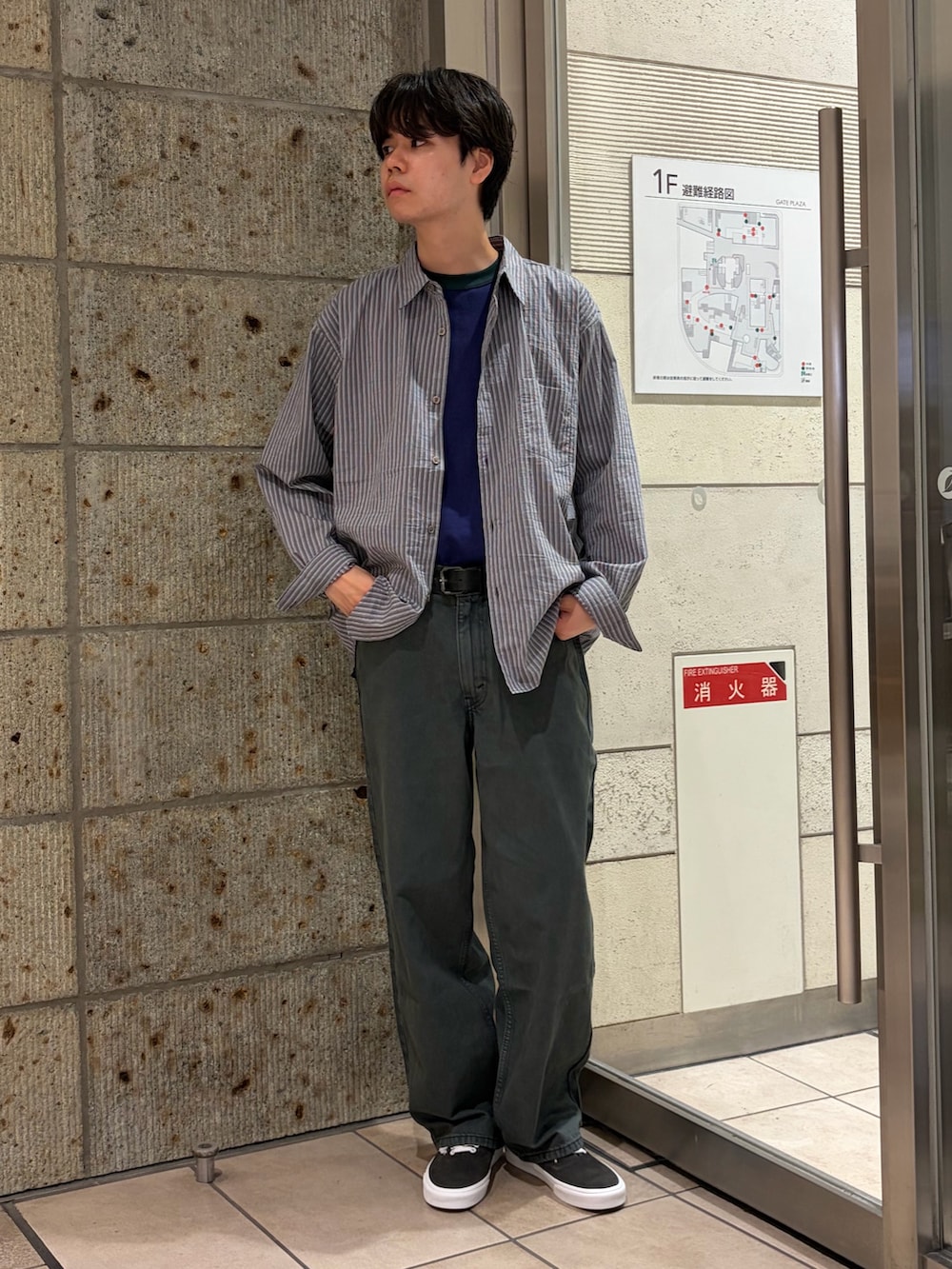 グレー系のシャツ/ブラウス、ブルー系のTシャツ/カットソー、ブルー系のデニムパンツを着用したメンズの夏コーディネートの2枚目の写真