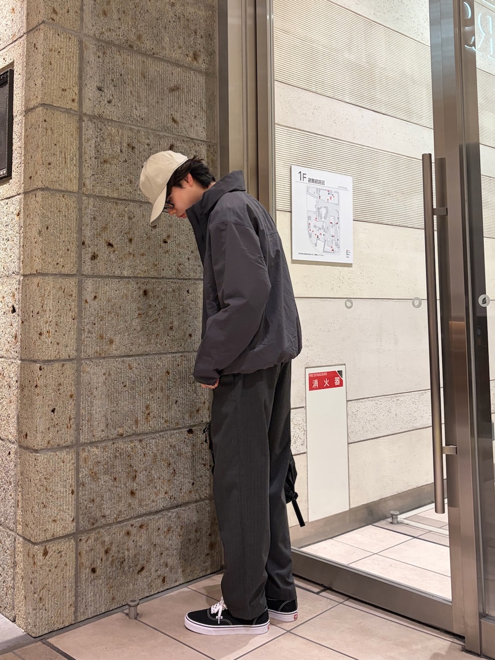 グレー系のブルゾン、グレー系のその他アウター、ホワイト系のTシャツ/カットソーを着用したメンズの春コーディネートの3枚目の写真