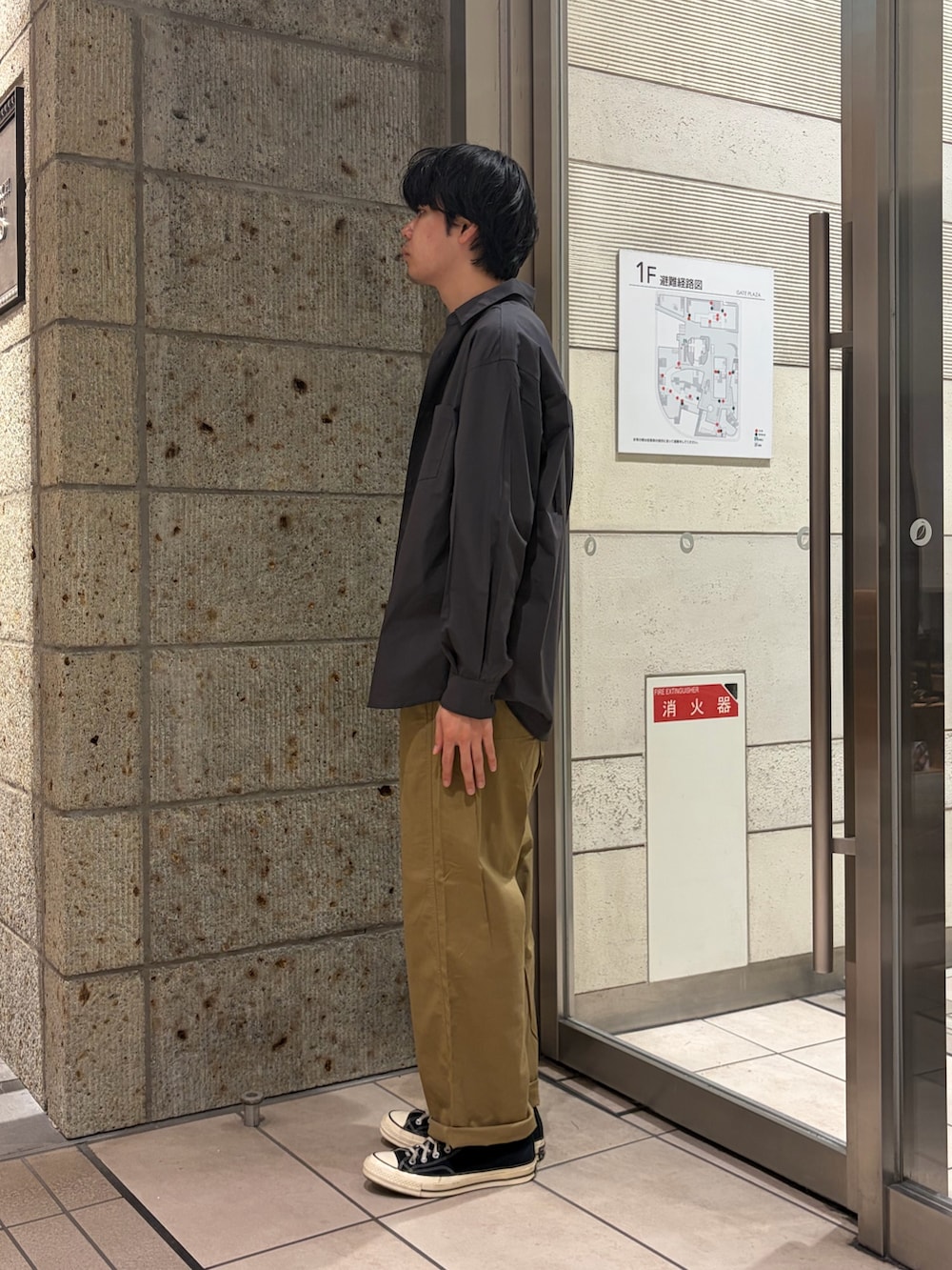 グレー系のシャツ/ブラウス、ホワイト系のTシャツ/カットソー、ベージュ系のその他パンツを着用したメンズの夏コーディネートの2枚目の写真