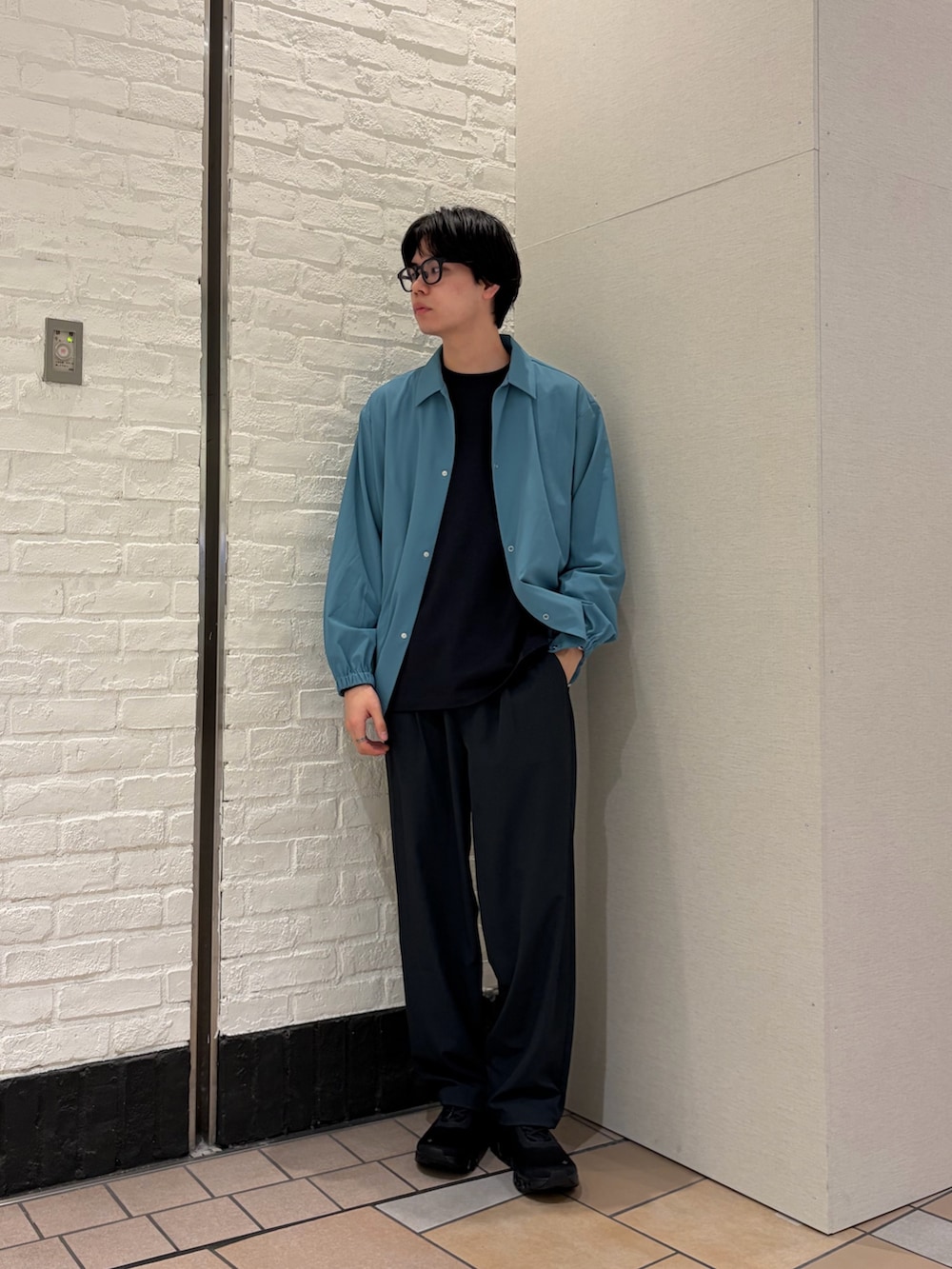 グレー系のTシャツ/カットソー、グリーン系のカーディガン/ボレロ、グレー系のその他パンツを着用したメンズの春コーディネートの2枚目の写真