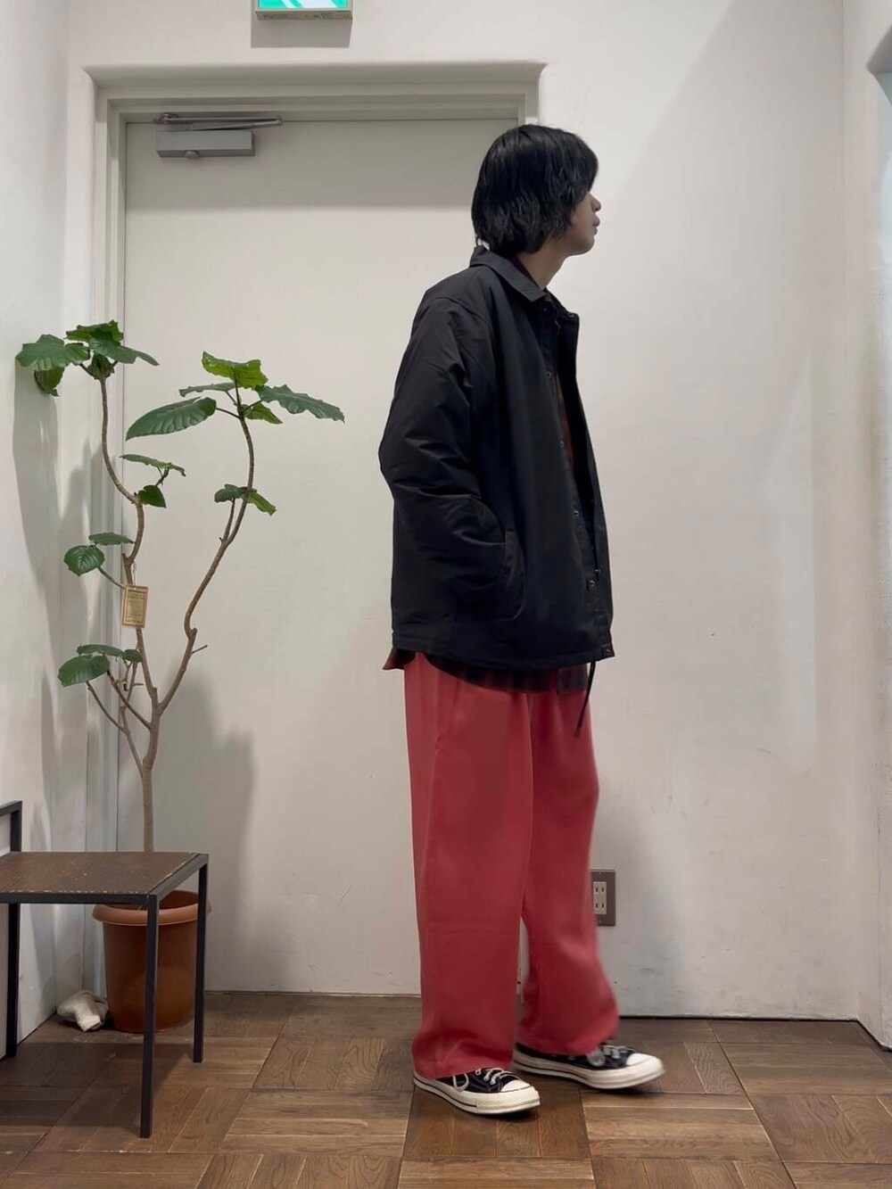 ピンク系のその他パンツ、レッド系のシャツ/ブラウス、ブラック系のテーラードジャケットを着用したメンズの秋コーディネートの2枚目の写真