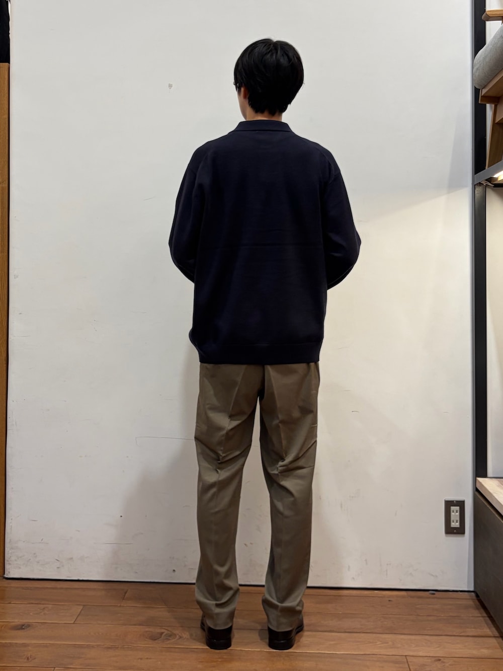 ブルー系のニット/セーター、グリーン系のその他パンツ、ブラック系のドレスシューズを着用したメンズの秋コーディネートの3枚目の写真