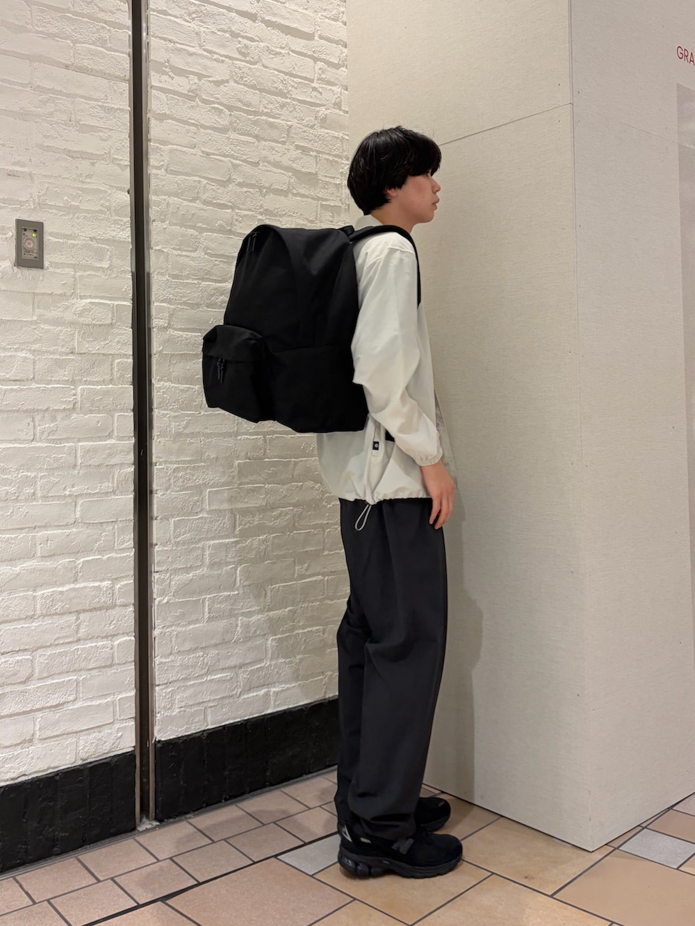 ホワイト系のその他アウター、ブルー系のTシャツ/カットソー、グレー系のその他パンツを着用したメンズの春コーディネートの6枚目の写真