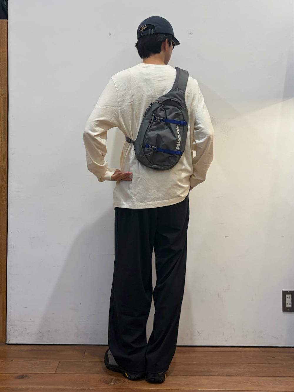 ホワイト系のTシャツ/カットソー、グレー系のショルダーバッグ、ブラック系のその他パンツを着用したメンズの秋コーディネートの4枚目の写真
