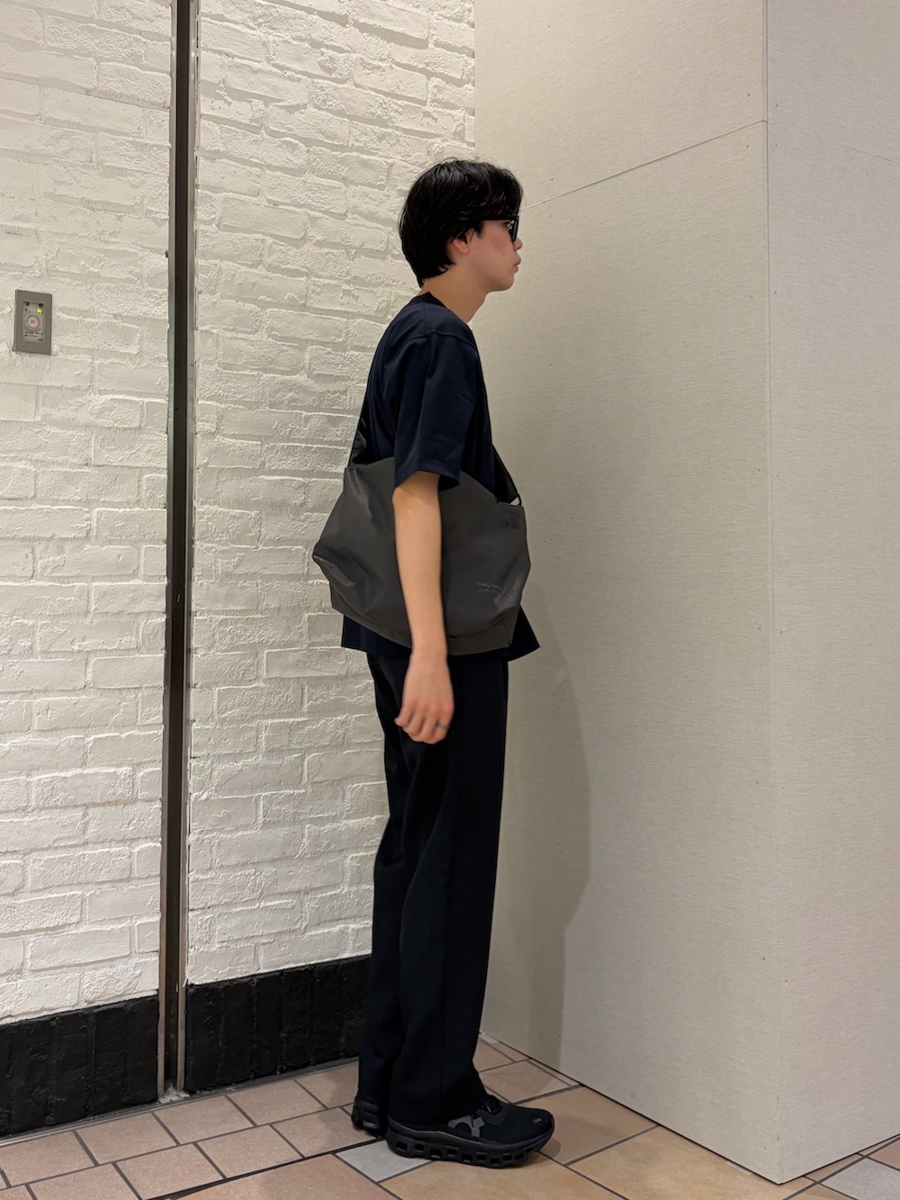 ブルー系のTシャツ/カットソー、グレー系のショルダーバッグ、ブルー系のその他パンツを着用したメンズの春コーディネートの3枚目の写真