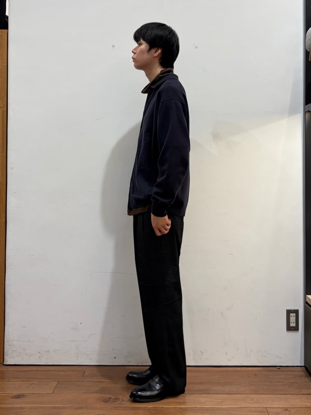 ブルー系のニット/セーター、その他のその他パンツ、ブラック系のドレスシューズを着用したメンズの秋コーディネートの2枚目の写真