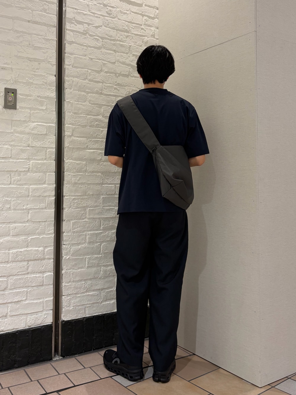 ブルー系のTシャツ/カットソー、グレー系のショルダーバッグ、ブルー系のその他パンツを着用したメンズの春コーディネートの4枚目の写真