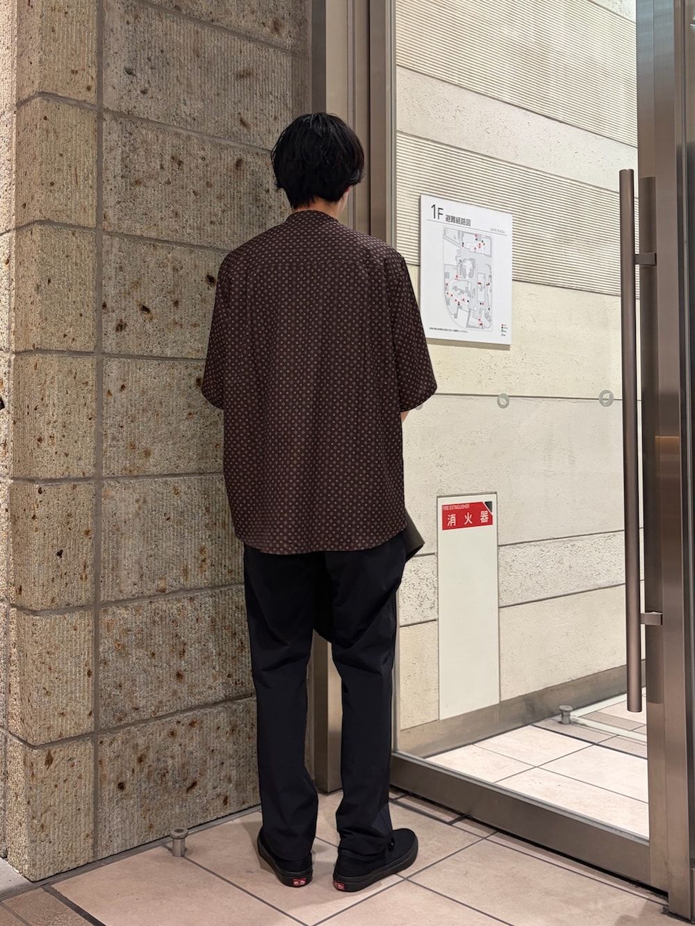 ブラック系のその他パンツ、ブラウン系のその他アウター、ブラウン系のシャツ/ブラウスを着用したメンズの春コーディネートの9枚目の写真
