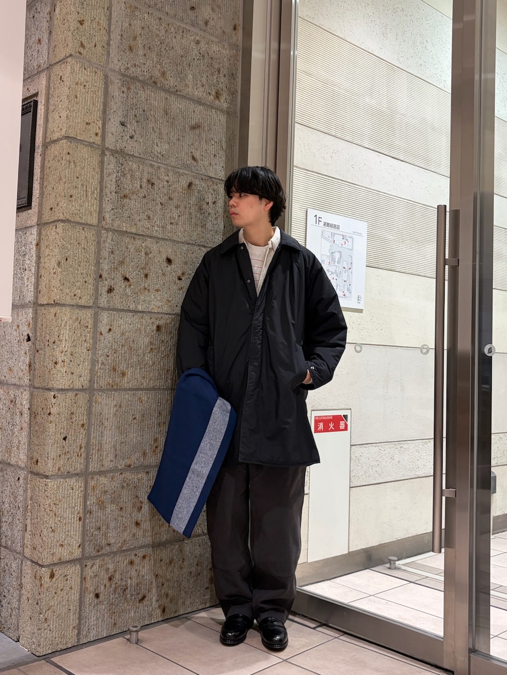 ブラック系のその他アウター、グレー系のその他パンツ、ブラック系のドレスシューズを着用したメンズの冬コーディネートの3枚目の写真