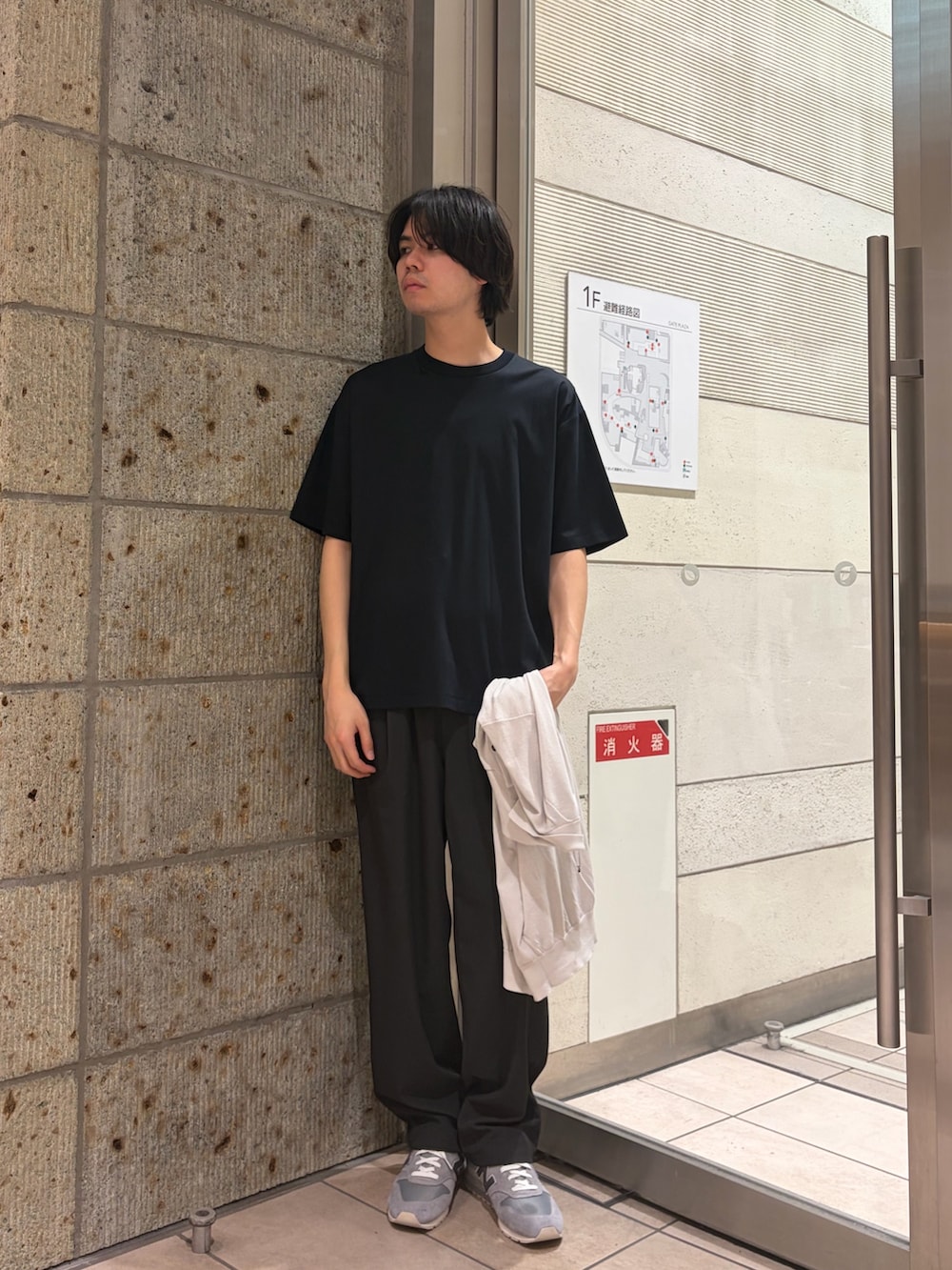ベージュ系のカーディガン/ボレロ、ブルー系のTシャツ/カットソー、ブラック系のショルダーバッグを着用したメンズの春コーディネートの4枚目の写真