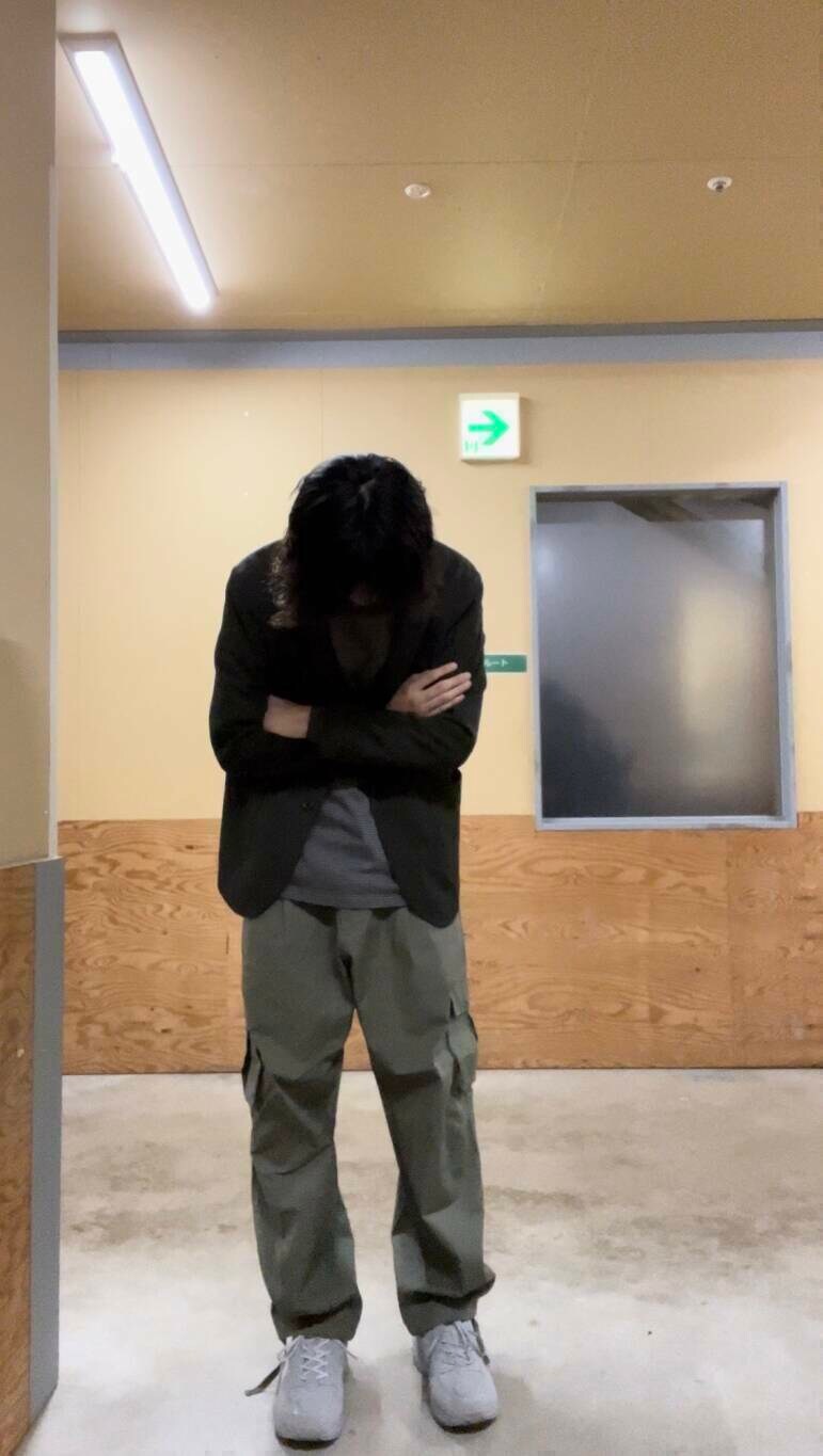 グレー系のスニーカー、グリーン系のその他アウター、グレー系のTシャツ/カットソーを着用したメンズの夏コーディネートの2枚目の写真