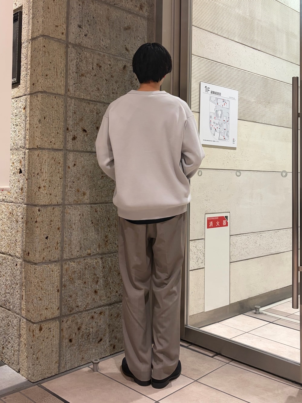 ブラック系のドレスシューズ、ベージュ系のその他パンツ、グレー系のカーディガン/ボレロを着用したメンズの春コーディネートの4枚目の写真