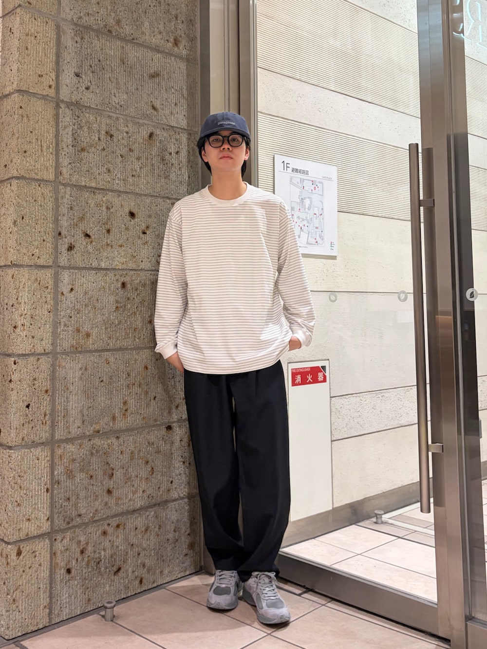 ブルー系のその他アウター、ホワイト系のTシャツ/カットソー、ブルー系のその他パンツを着用したメンズの春コーディネートの4枚目の写真