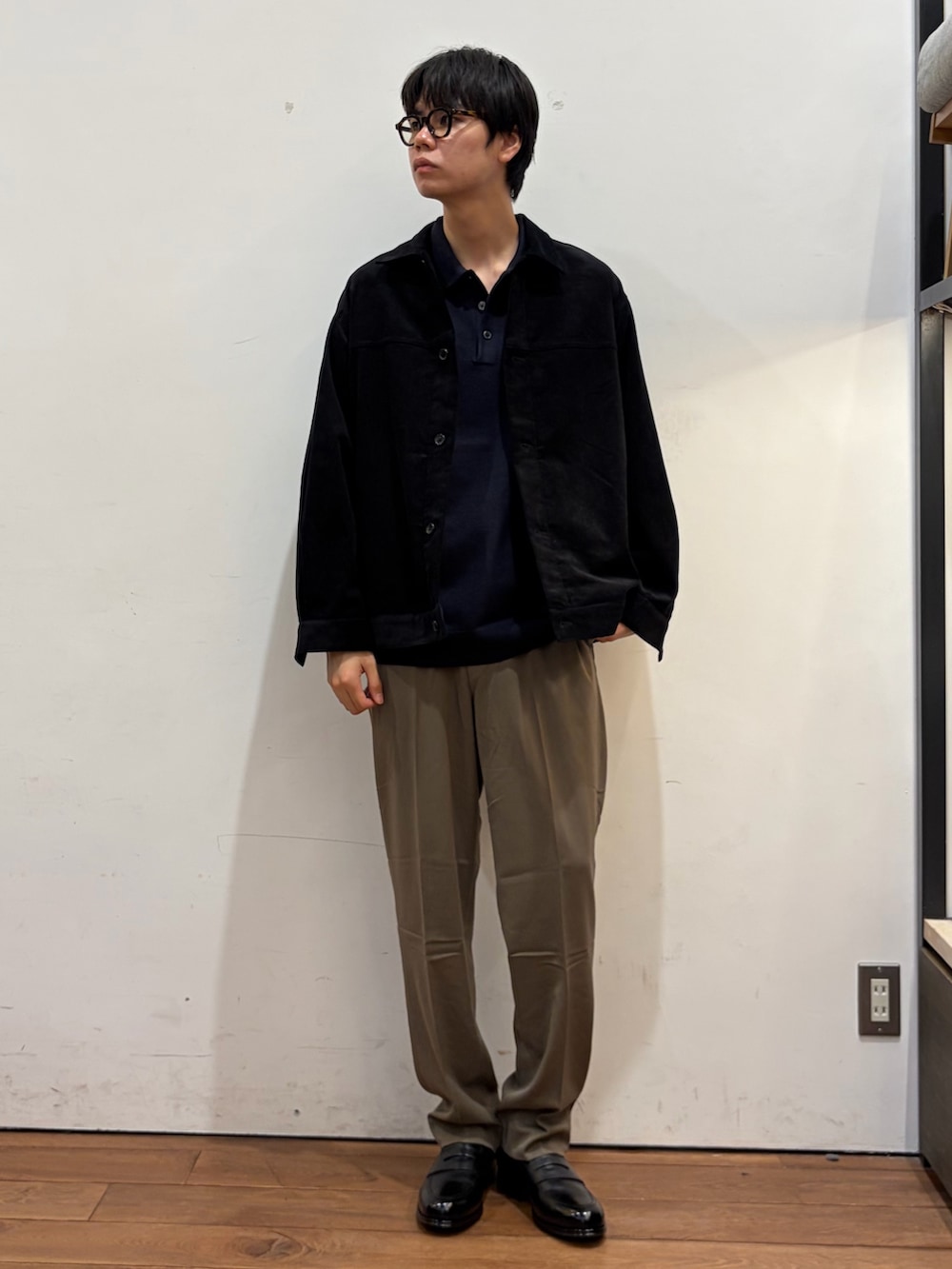 グレー系のその他アウター、ブルー系のニット/セーター、グリーン系のその他パンツを着用したメンズの秋コーディネートの2枚目の写真