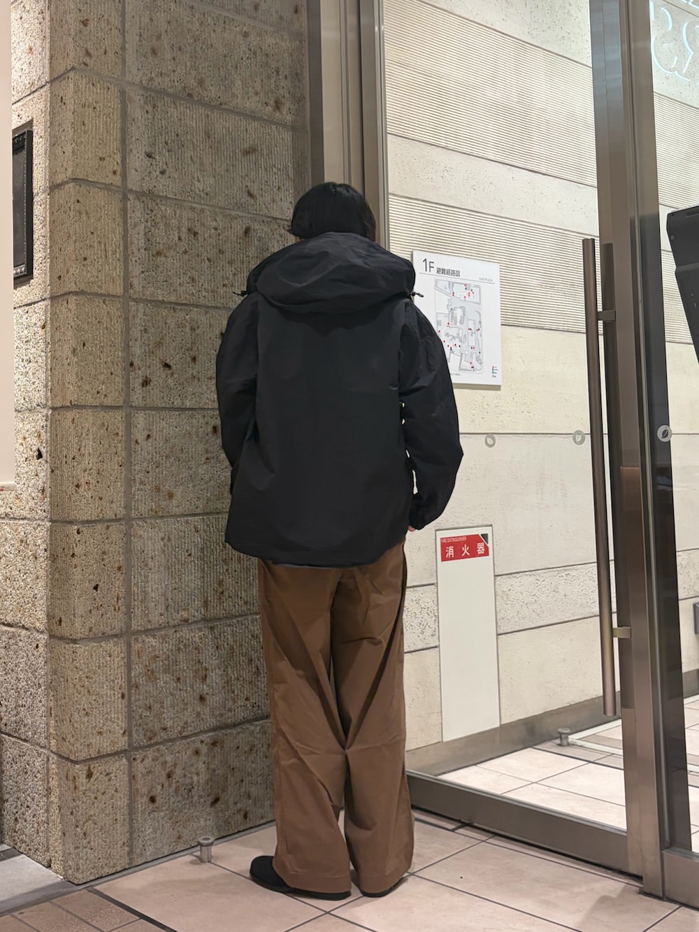 ブラック系のマウンテンパーカー、ブラック系のシャツ/ブラウス、グレー系のTシャツ/カットソーを着用したメンズの冬コーディネートの4枚目の写真