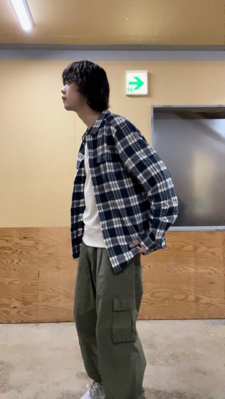 グレー系のスニーカー、ホワイト系のTシャツ/カットソー、グリーン系のその他パンツを着用したメンズの夏コーディネートの3枚目の写真