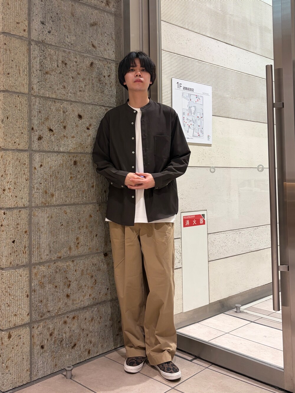 ベージュ系のその他パンツ、ホワイト系のTシャツ/カットソー、ブラウン系のシャツ/ブラウスを着用したメンズの春コーディネートの2枚目の写真
