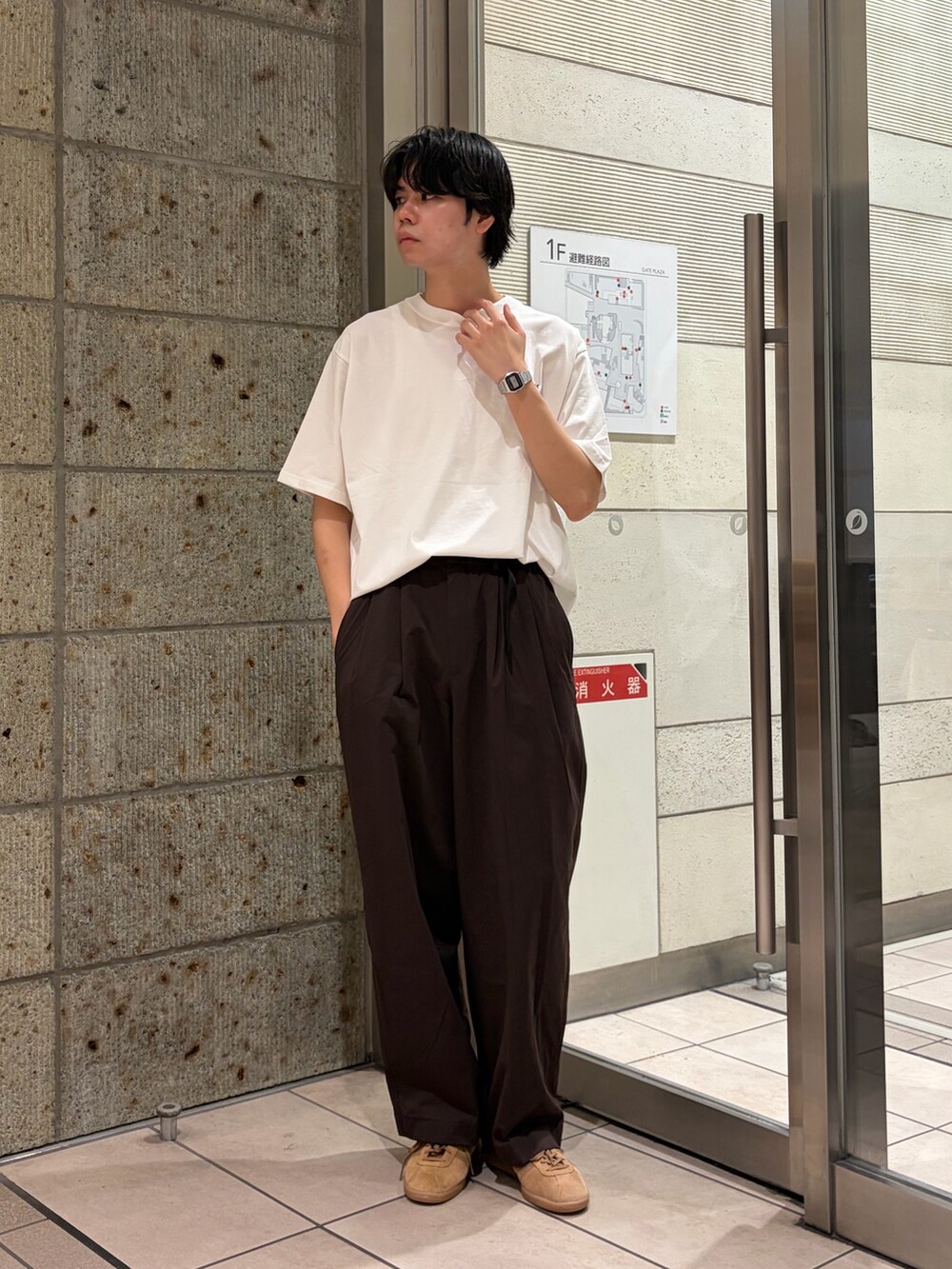 ホワイト系のTシャツ/カットソー、ブラウン系のその他パンツ、ブラウン系のスニーカーを着用したメンズの夏コーディネートの2枚目の写真