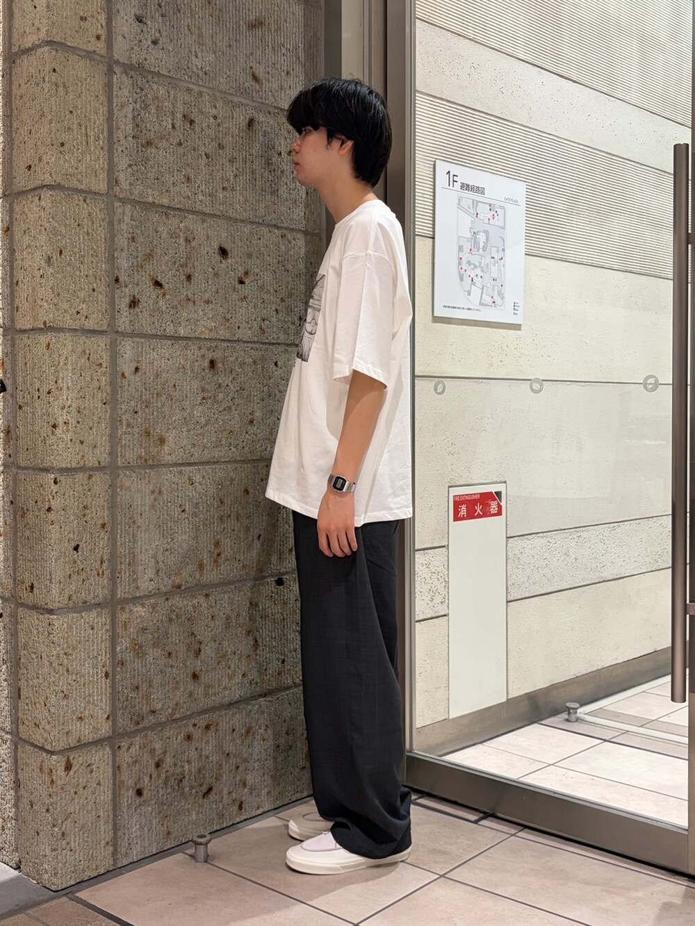 ホワイト系のTシャツ/カットソー、グレー系のその他パンツ、ホワイト系のスニーカーを着用したメンズの夏コーディネートの3枚目の写真
