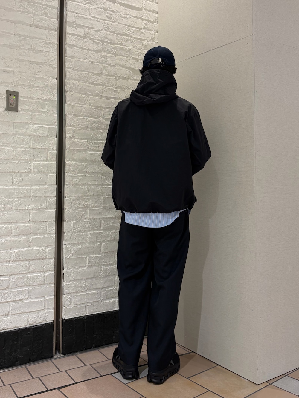 ブラック系のマウンテンパーカー、ブルー系のシャツ/ブラウス、ブルー系のその他パンツを着用したメンズの春コーディネートの5枚目の写真