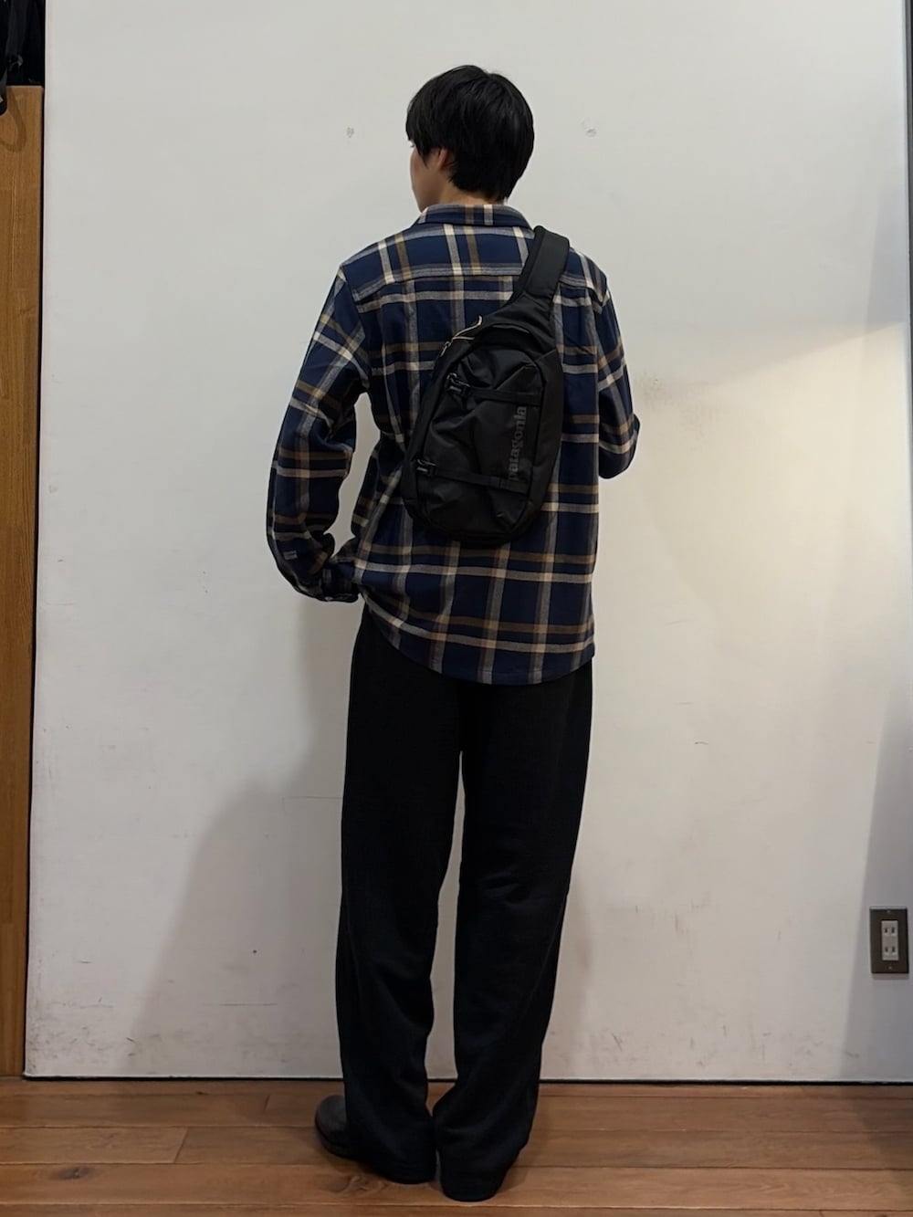 ブルー系のシャツ/ブラウス、ブラック系のショルダーバッグ、ブラック系のその他パンツを着用したメンズの秋コーディネートの2枚目の写真