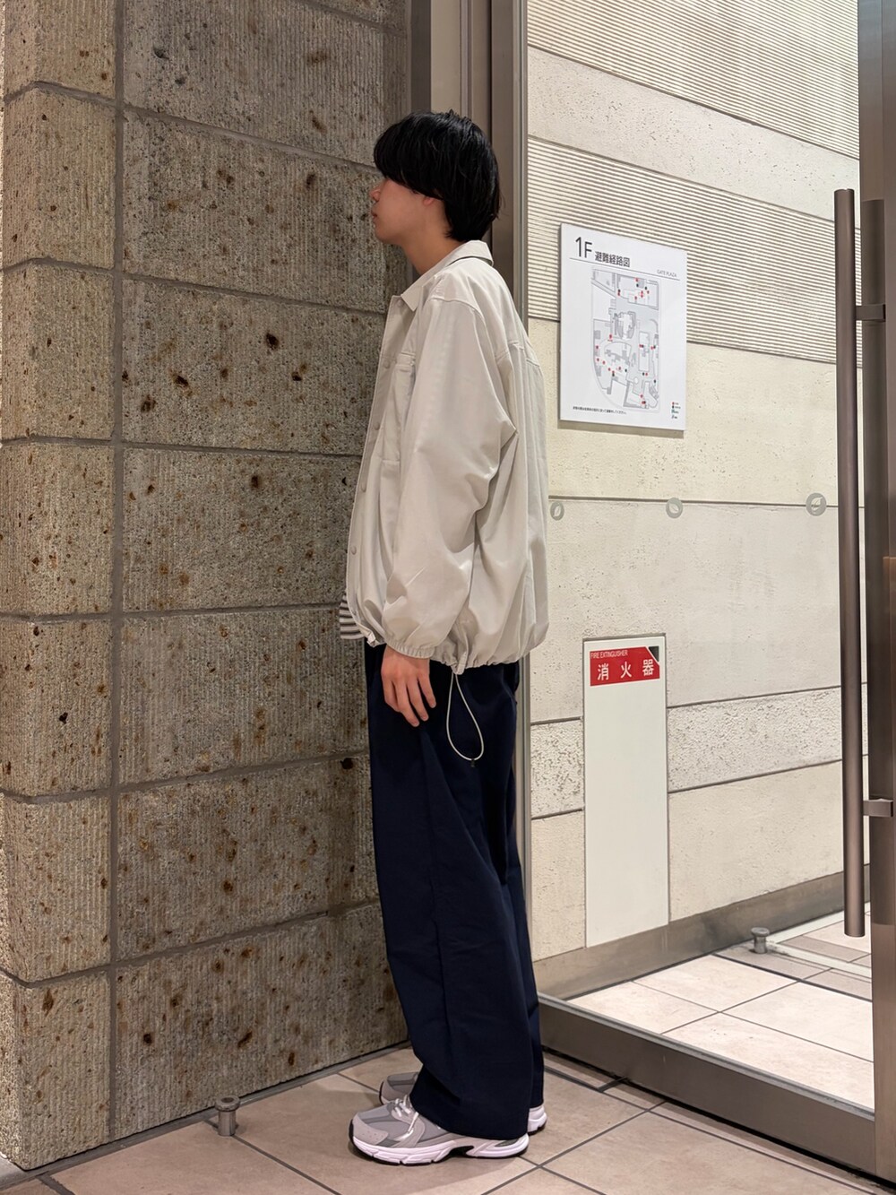 ホワイト系のTシャツ/カットソー、ホワイト系のその他アウター、ブルー系のその他パンツを着用したメンズの春コーディネートの3枚目の写真