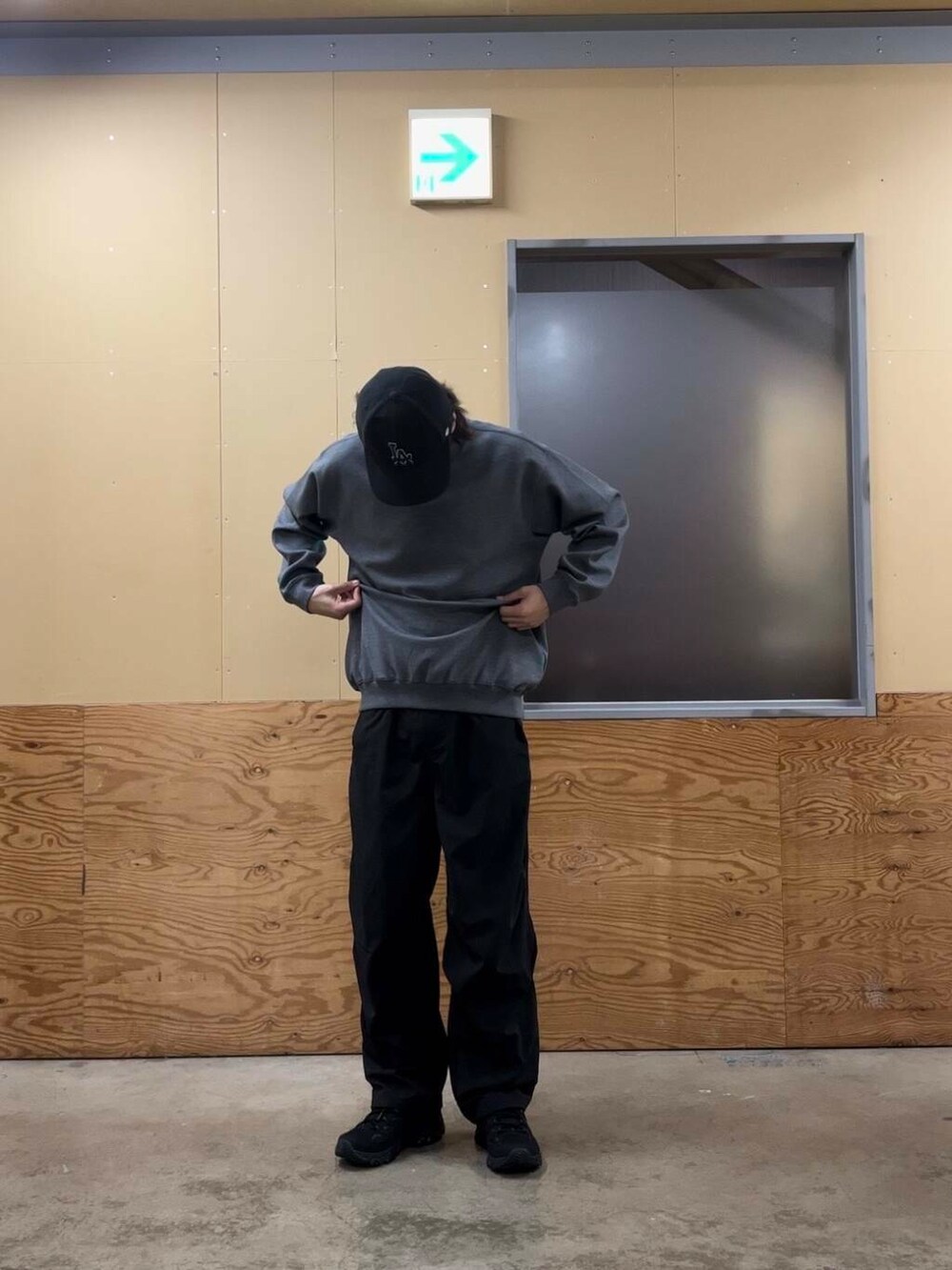 グレー系のスウェット、ブラック系のその他パンツ、ブラック系のスニーカーを着用したメンズの秋コーディネートの5枚目の写真