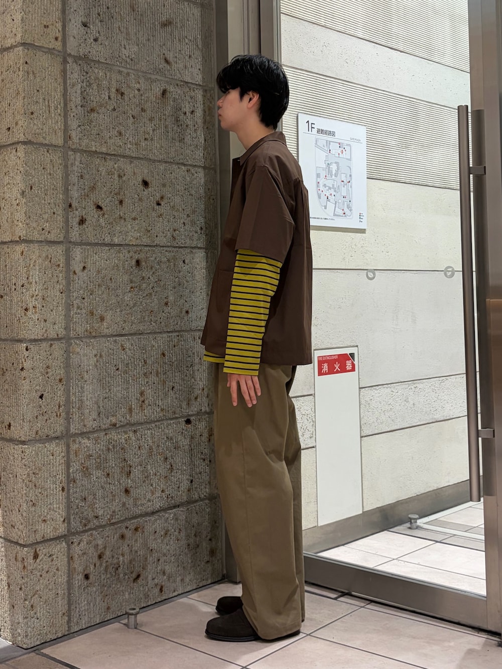 ブラウン系のシャツ/ブラウス、イエロー系のTシャツ/カットソー、ベージュ系のその他パンツを着用したメンズの夏コーディネートの3枚目の写真