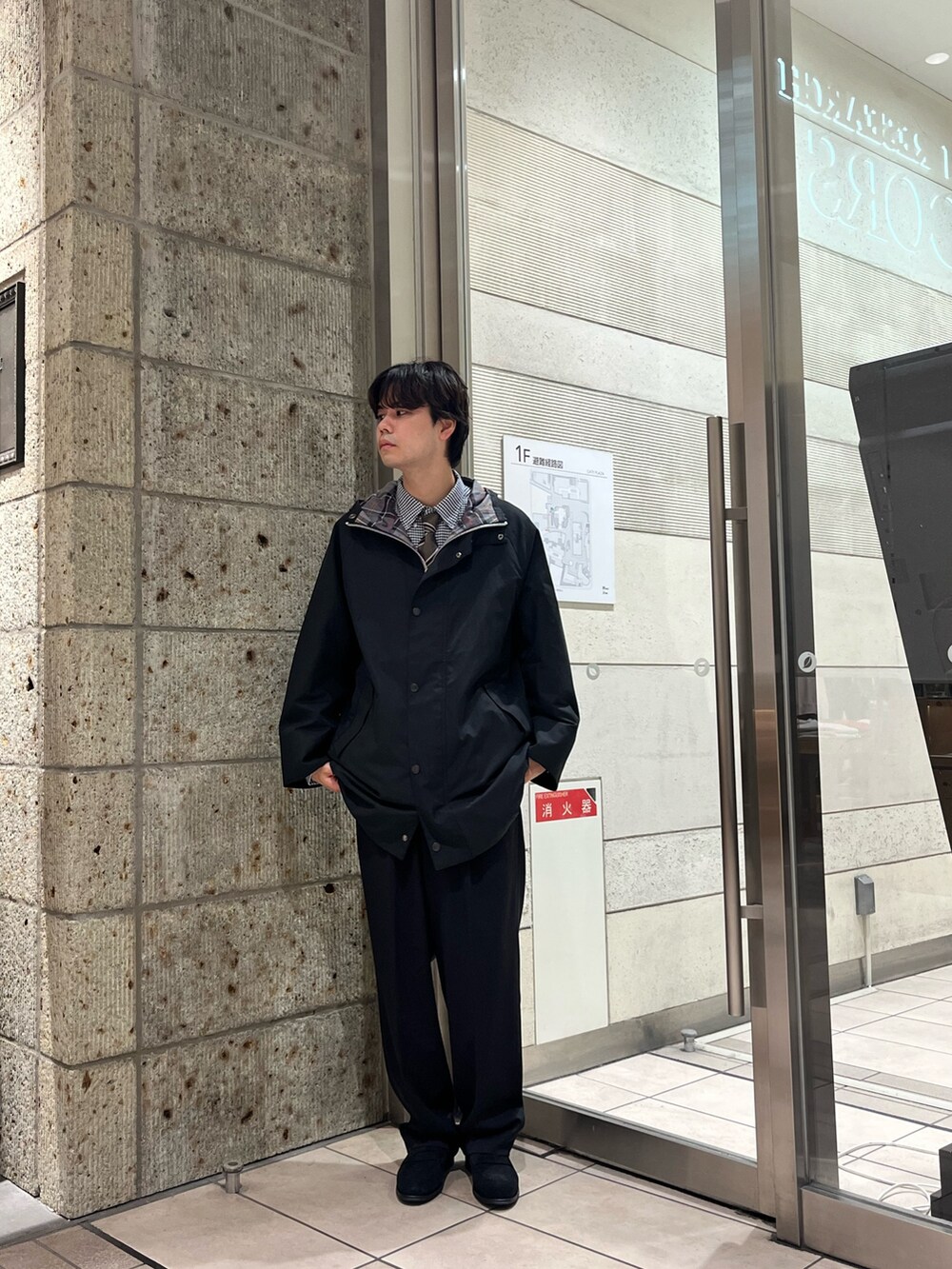 その他のシャツ/ブラウス、ブラック系のその他パンツ、ブラック系のドレスシューズを着用したメンズの秋コーディネートの5枚目の写真