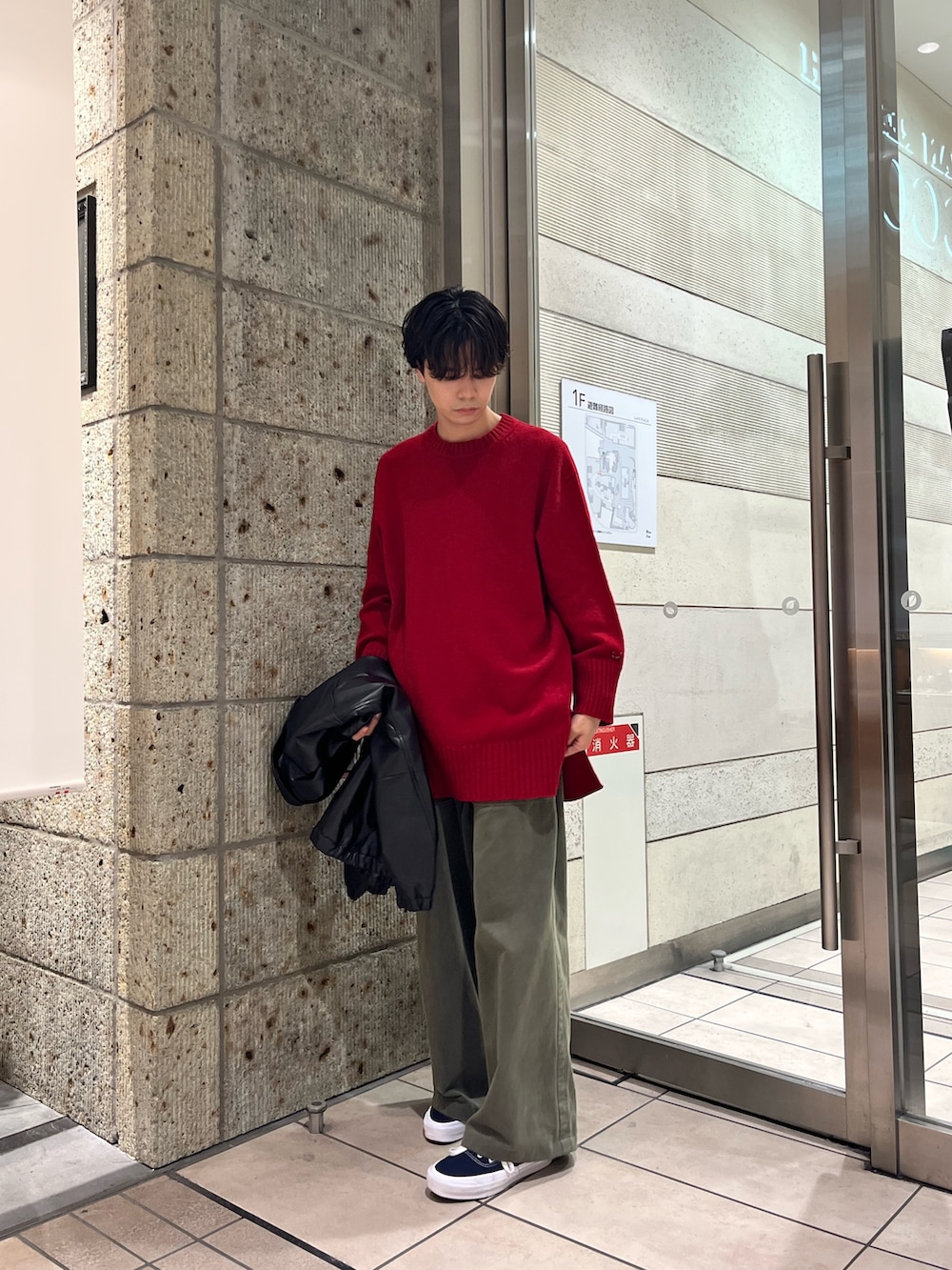 ブラック系のその他アウター、レッド系のニット/セーターを着用したメンズの秋コーディネートの5枚目の写真