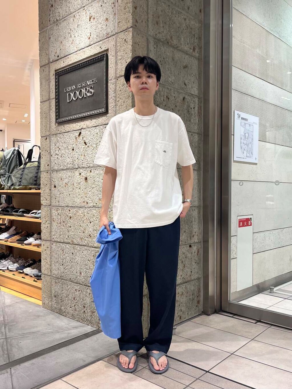 グレー系のサンダル、ブルー系のシャツ/ブラウス、ブルー系のその他パンツを着用したメンズの夏コーディネートの5枚目の写真