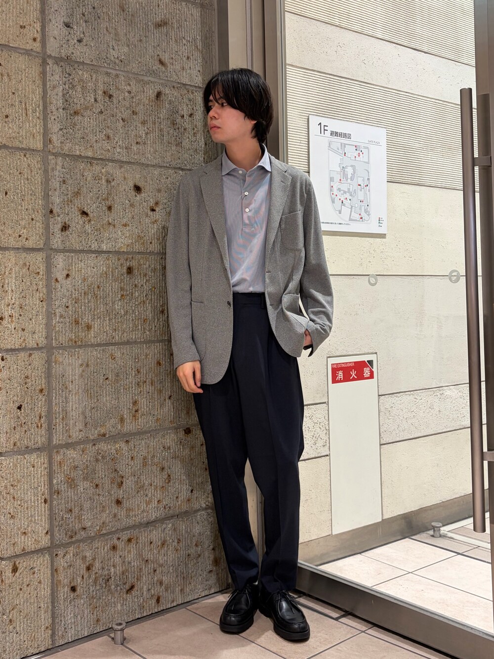 グレー系のシャツ/ブラウス、グレー系のその他アウター、ブルー系のスーツパンツを着用したメンズの春コーディネートの2枚目の写真