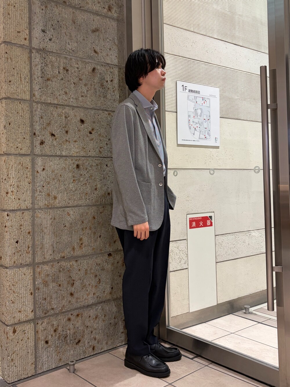 グレー系のシャツ/ブラウス、グレー系のその他アウター、ブルー系のスーツパンツを着用したメンズの春コーディネートの5枚目の写真