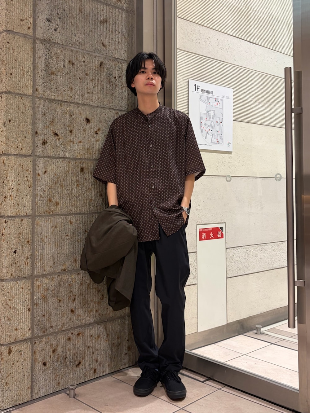 ブラック系のその他パンツ、ブラウン系のその他アウター、ブラウン系のシャツ/ブラウスを着用したメンズの春コーディネートの7枚目の写真