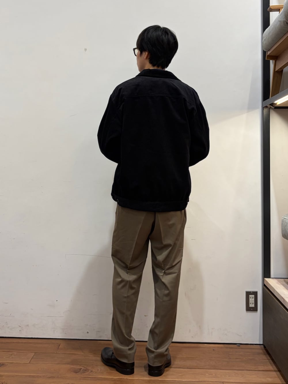 グレー系のその他アウター、ブルー系のニット/セーター、グリーン系のその他パンツを着用したメンズの秋コーディネートの4枚目の写真