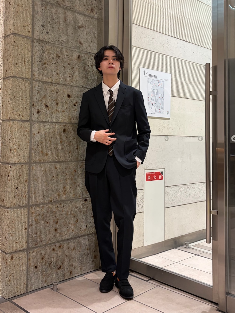 ブルー系のその他アウター、ホワイト系のシャツ/ブラウス、ブラウン系のネクタイを着用したメンズの春コーディネートの2枚目の写真