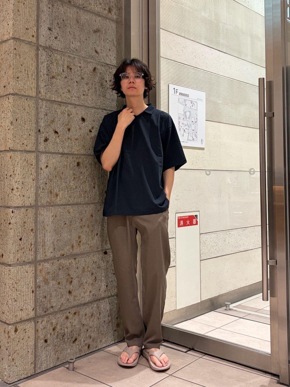 ブラウン系のその他パンツ、ベージュ系のサンダル、ブルー系のTシャツ/カットソーを着用したメンズの夏コーディネートの2枚目の写真
