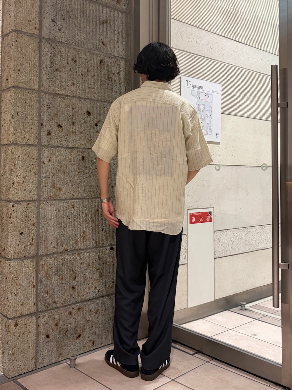 ホワイト系のTシャツ/カットソー、グレー系のその他パンツ、ブラック系のスニーカーを着用したメンズの夏コーディネートの4枚目の写真