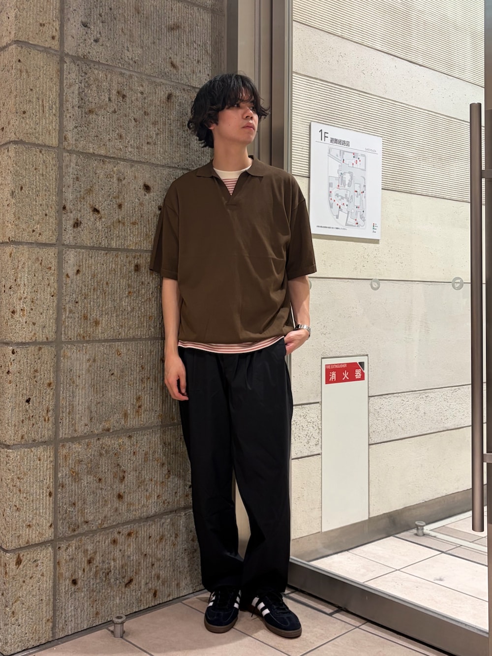 レッド系のTシャツ/カットソー、ブラウン系のニット/セーター、ブラック系のその他パンツを着用したメンズの春コーディネートの2枚目の写真
