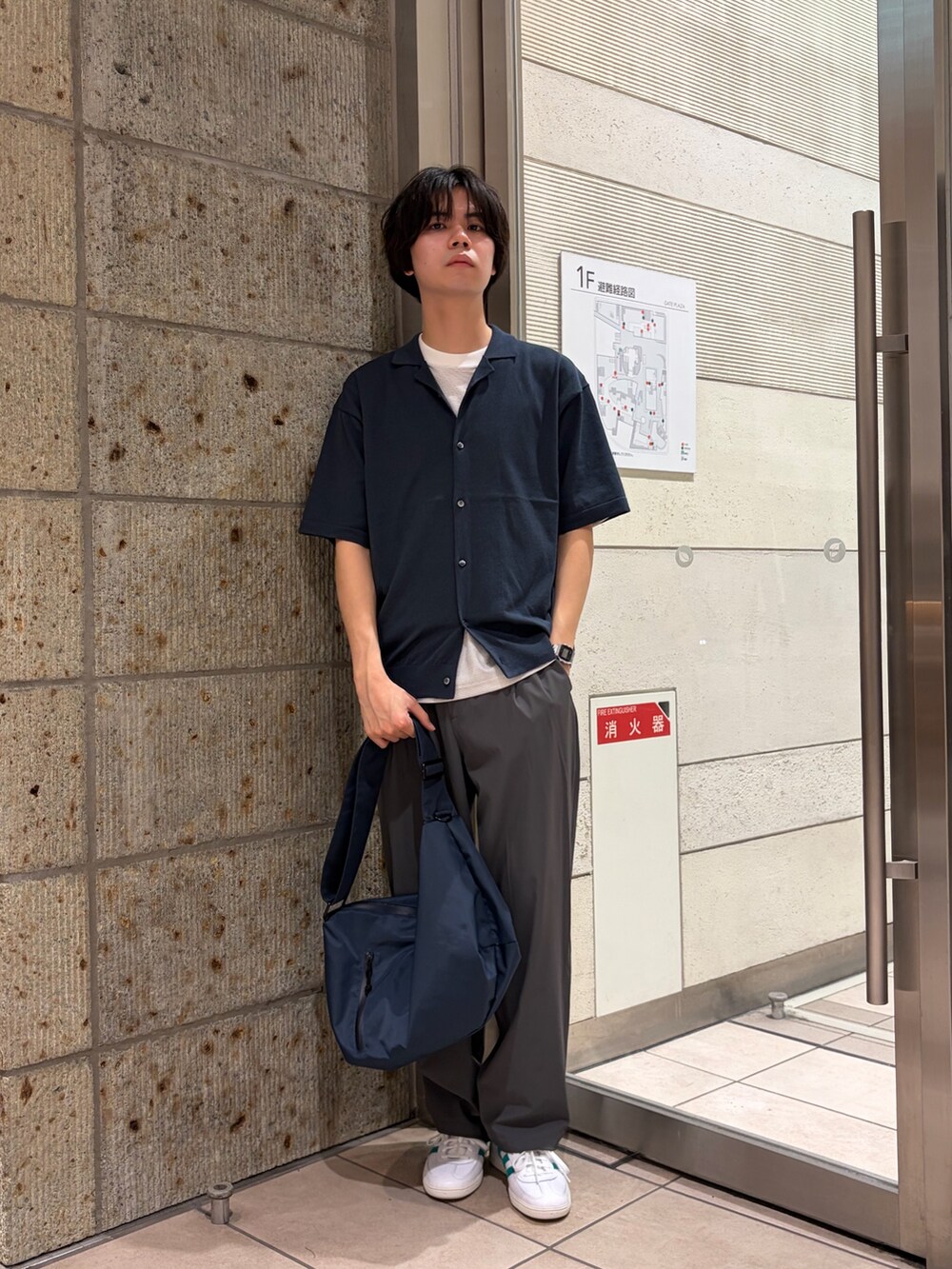 ブルー系のカーディガン/ボレロ、ホワイト系のTシャツ/カットソー、ブルー系のショルダーバッグを着用したメンズの春コーディネートの2枚目の写真