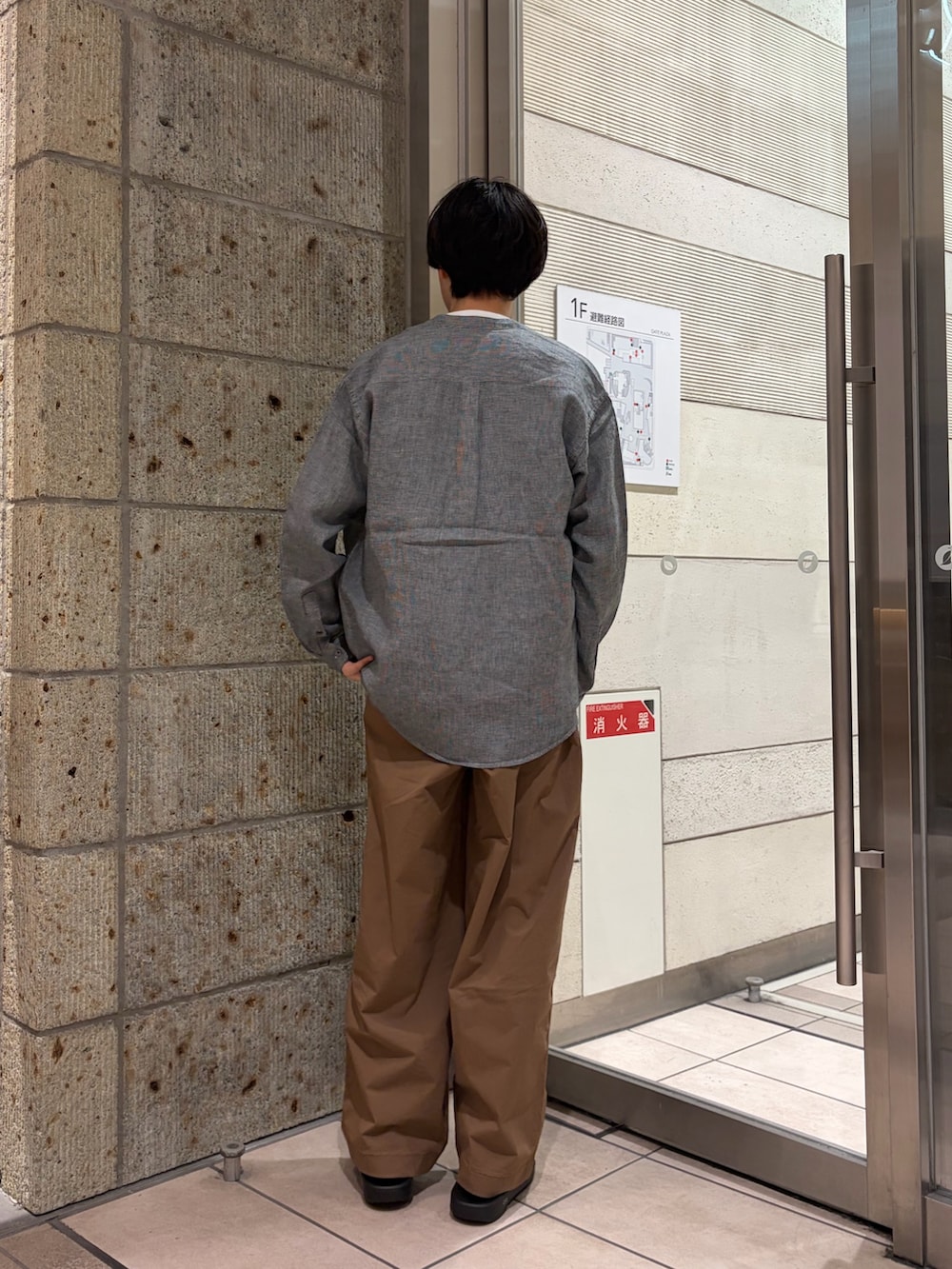 その他のシャツ/ブラウス、ホワイト系のTシャツ/カットソー、ブラウン系のその他パンツを着用したメンズの春コーディネートの3枚目の写真