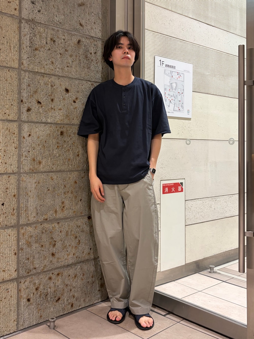 ブルー系のTシャツ/カットソー、ブルー系のサンダル、グレー系のその他パンツを着用したメンズの春コーディネートの2枚目の写真