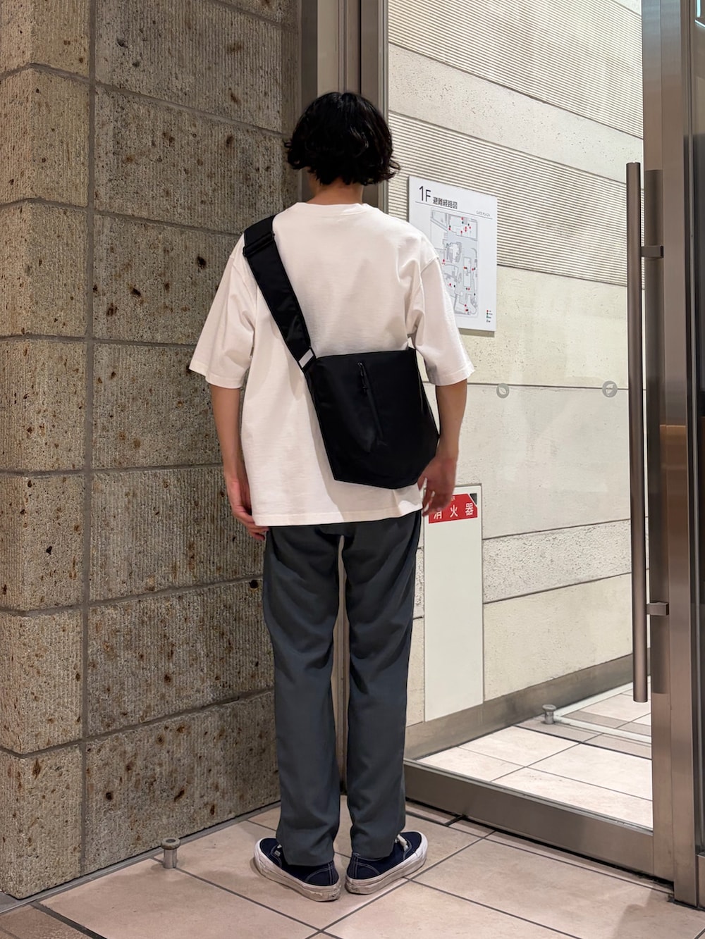 ブルー系のその他パンツ、ホワイト系のTシャツ/カットソー、ブラック系のショルダーバッグを着用したメンズの夏コーディネートの3枚目の写真